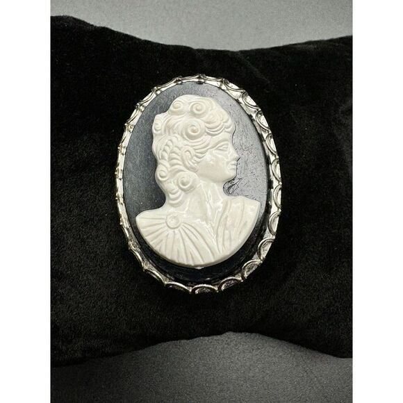 Vintage Victorian Style Cameo Brooch Silver Tone Black White Profile Plastic - Picture 2 of 9